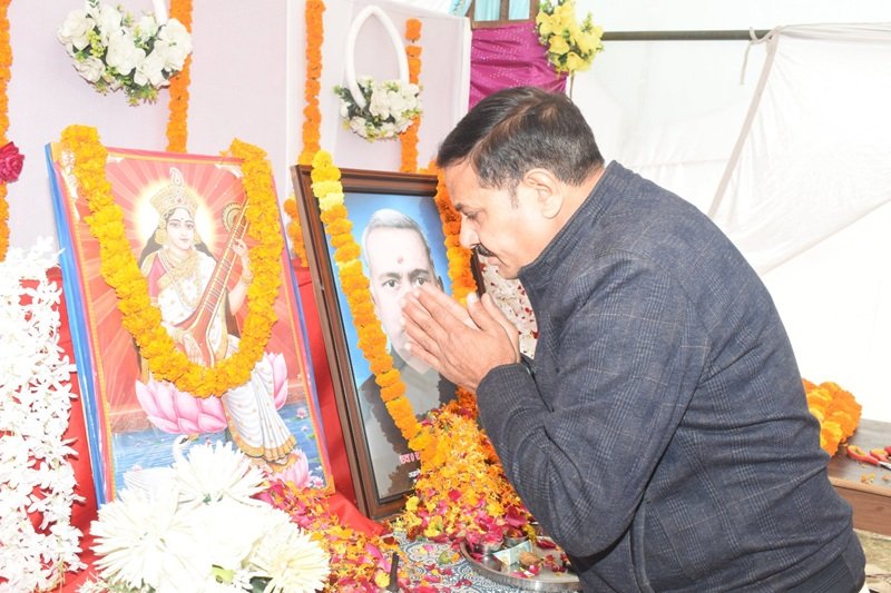 श्रद्धांजलि अर्पित